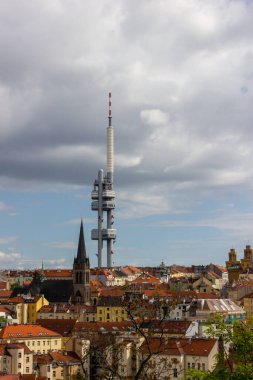 Güneşli Prag 'ın televizyon kulesi ve kiliseye bakan görkemli manzarası.