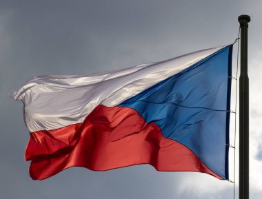 Çek Cumhuriyeti 'nin üç renkli bayrağı gökyüzüne karşı gelişiyor