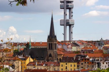 Güneşli Prag 'ın televizyon kulesi ve kiliseye bakan görkemli manzarası.