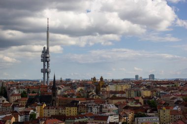Güneşli Prag 'ın televizyon kulesi ve kiliseye bakan görkemli manzarası.