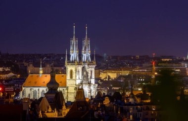 Prag 'ın tarihi merkezinin gece manzarası, eski katedralin yukarıdan görünüşü