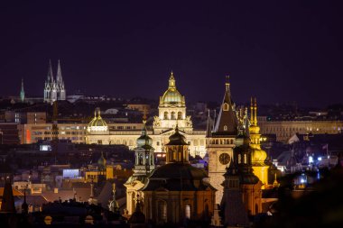 Prag 'ın tarihi merkezinin gece manzarası, eski katedralin yukarıdan görünüşü