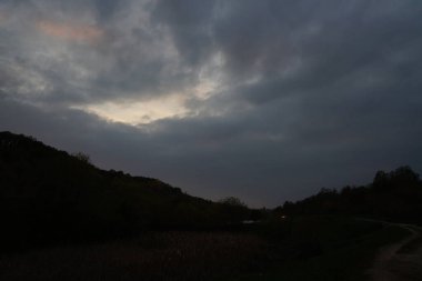 Gölün üzerinde güzel bir gün batımı