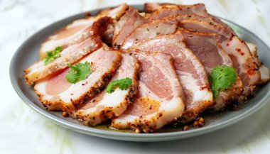 Banh Mi veya Bahn Mi Sandviç. Geleneksel Vietnam sandviçi taze baget, et, domuz göbeği, taze sebze, havuç, doğranmış lahana ve kişniş ile süslenmiş.