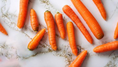 Tam ve olgun havuçları beyaz mermer masa üzerinde düz bir şekilde dilimleyin. Metin için boşluk