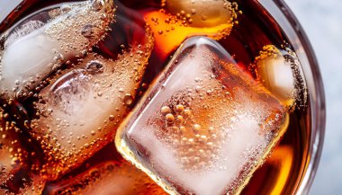 Bardakta buz küpleri olan ferahlatıcı bir kola, üst görünüm, beyaz üzerinde izole edilmiş.