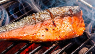 Kavrulmuş Nigiri 'yi bir ateş ateşinde yakın, somon ve wagyu suşisinde yakın, Japon mutfağında yakın..