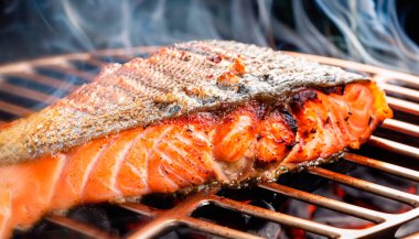 Kavrulmuş Nigiri 'yi bir ateş ateşinde yakın, somon ve wagyu suşisinde yakın, Japon mutfağında yakın..