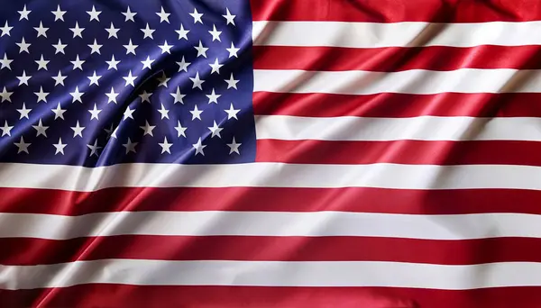 Büyük Britanya imajının ipeksi dalgalı bayrağı. Amerika Birleşik Devletleri bayrağı görünür saten desenli pileli.