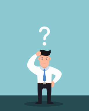 Duvarın önünde üzerinde soru işareti olan bir adam duruyor. O, beyaz bir gömlek ve mavi bir kravat giyiyor.