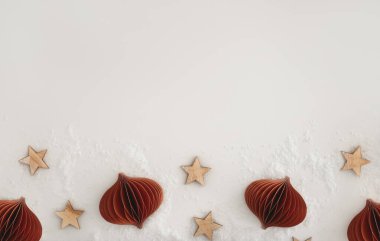 İçinde Noel oyuncakları, tahta yıldızlar ve sahte kar taneleri olan bir pankart. Tatil kavramı, metin için boşluk kopyala.