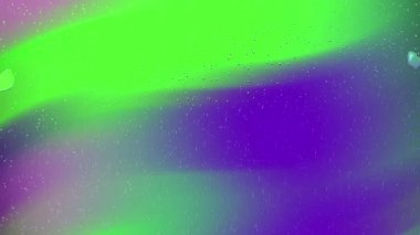 Su damlacıkları canlı yeşil ve mor bir arkaplan yakalar, soyut tasarımlar, doğal konseptler veya çeşitli projelerde canlandırıcı görüntüler için mükemmeldir..