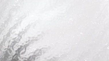 Beyaz dalgalı plastik yaprak dokusunun yakın görünümü, arkaplan, ambalaj tasarımı veya grafik tasarım projelerinde soyut kavramlar için idealdir.