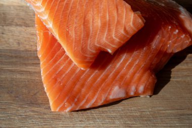 Bir kasede kırmızı balık parçaları. Alabalık, Somon