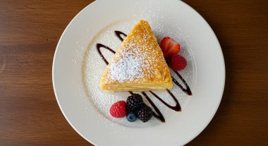 Bir parça çikolatalı ve kremalı dondurma.