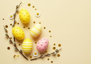 Mutlu Paskalyalar. Altın çiçekli paskalya yumurtaları ve pastel pembe arka planda altın yumurtalar. düz yatış, üst görünüm.
