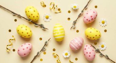 Renkli çiçekli paskalya yumurtaları