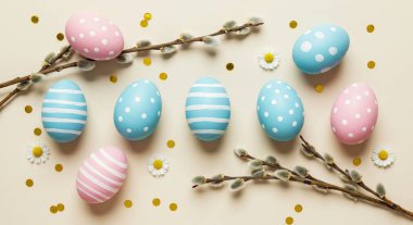 Pastel renkli arka planda paskalya yumurtası ve çiçekler