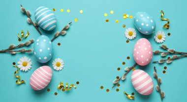 Yay ve çiçekli bir yuvada paskalya yumurtası. düz yatış, üst görünüm