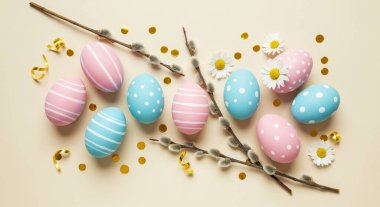 Paskalya yumurtaları renkli arka plan üzerinde