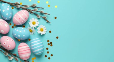 Renkli arka planda paskalya yumurtaları ve söğüt dalları. Paskalya arka planı. Paskalya konsepti. Üst görünüm, düz görünüm, kopyalama alanı