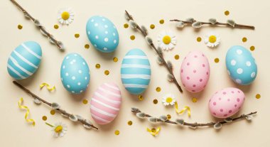 Paskalya yumurtası beyaz zemin üzerine şeritler