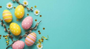 Renkli yumurta ve çiçeklerle dolu Paskalya tatili