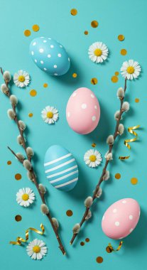 Mutlu Paskalya tebrik kartları, renkli yumurtalar, çiçekler ve paskalya yumurtaları. Paskalya arkaplanı. düz yatış, kopyalama alanı olan üst görünüm