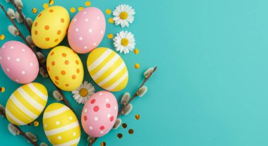 Beyaz ve pembe kağıtlı renkli Paskalya yumurtaları