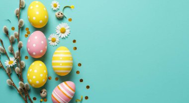 Paskalya arkaplanı renkli paskalya yumurtaları ve pastel arka planda bahar çiçekleri ile metin için boşluk. Düz yat. en üstteki görünüm