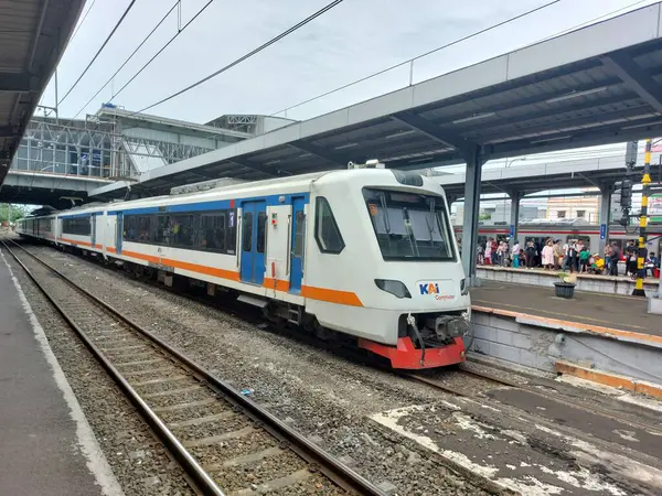 Tren Jakarta 'da bir istasyonda duruyor.