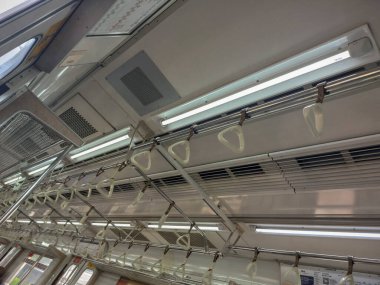 İçi trabzan dolu tren yolcuları ve bagaj rafları için.