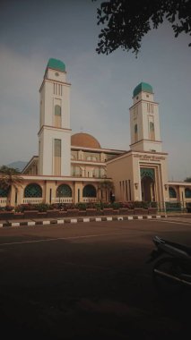 İki kulesi ve kare kapısı olan bir cami.