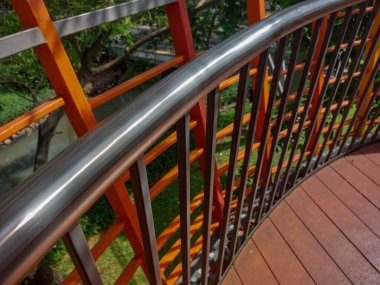 Yaya köprüsünün ayrıntıları. Borular ve kare demirle turuncu boya karışımı.