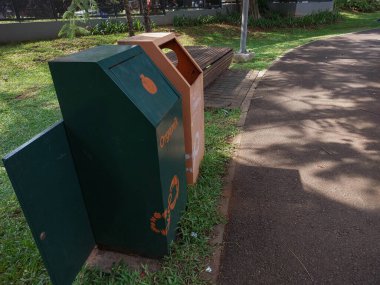 organik ve organik olmayan çöp bidonları yol kenarındaki bir şehir parkında