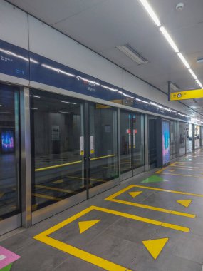 Jakarta 'daki bir istasyonda MRT trenine binmek isteyen yolcuları ayırmak için cam kapılar.