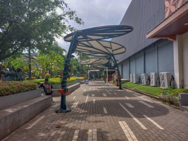 Parkta yaprak şeklinde şemsiyelerle döşenmiş asfalt yollar.