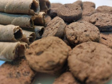 Gofretler ve çikolatalı bisküviler yakın mesafeden çekilmiş.