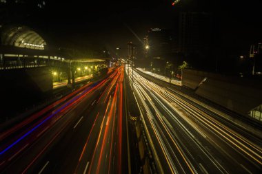 Başkentin karayolunda gece yarısı araç ışığı izleri var.