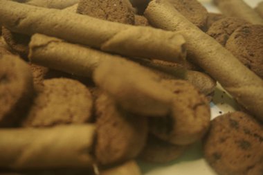 Çikolatalı bisküviler ve gofretler yakın mesafeden çekilmiş.