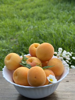 Tahta bir masada taze şeftaliler.