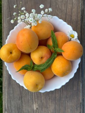 Bir tabak içinde taze kayısı