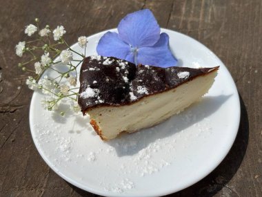 beyaz tabakta yaban mersinli turta