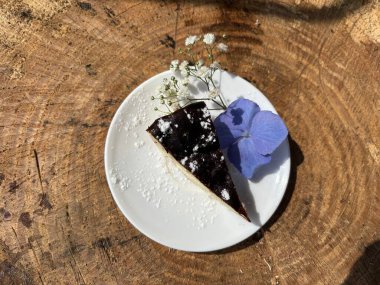 Bir dilim pasta beyaz bir plaka üzerinde