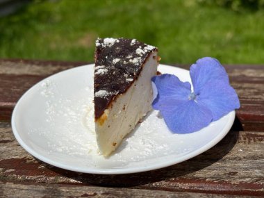 Tahta tabakta bir parça yaban mersinli kek