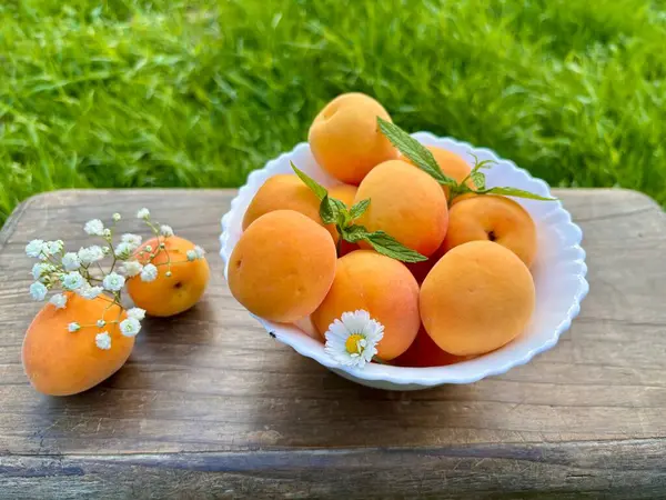 Ahşap bir masada kayısılar