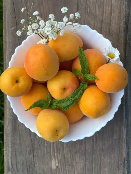 Bir tabak içinde taze kayısı