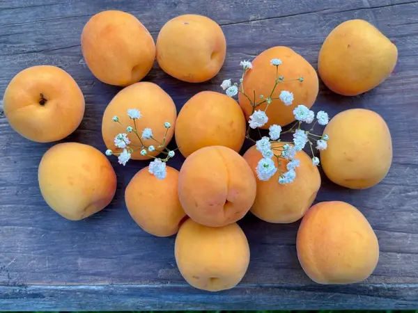 Ahşap arka planda kayısı meyvesi