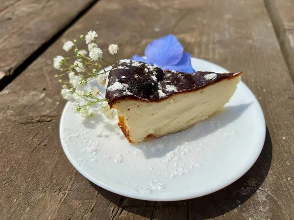 Tabakta peynirli kek, tahta masada, nane yaprağıyla.