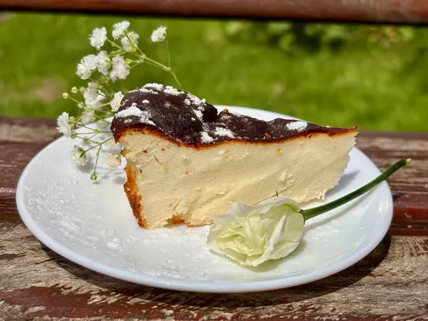 Bir parça peynirli kek ve kiraz çiçeği.